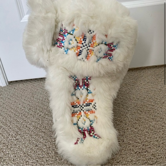 ☮️💟 DONATED BARTS UK▪️White Aztec Inspired Trapper Hat - Picture 1 of 5